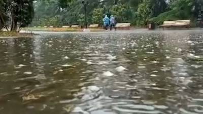 В Крыму поток воды снес автомобиль туристов из Белоруссии в русло реки Коккозка - vesti.ru - Россия - Крым - Белоруссия