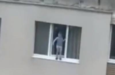 4-летний ребенок прогулялся по подоконнику на девятом этаже: видео момента - politeka.net - Украина - Мариуполь - Донецкая обл.