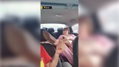 Пассажирка с ноги ударила слабослышащего таксиста в Новосибирске - piter.tv - Новосибирск