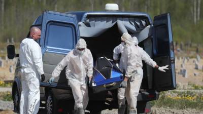 В России от COVID-19 за сутки впервые умерли более 700 человек - svoboda.org - Москва - Россия - Крым - Санкт-Петербург