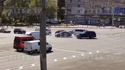 На видео попало столкновение двух иномарок на Народной улице - piter.tv - Санкт-Петербург