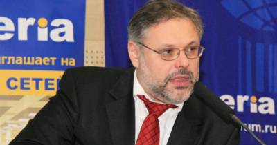 Михаил Хазин - Экономист: путешествия будут теперь доступны только для богатых людей - ren.tv - Москва - Россия