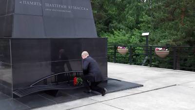 Владимир Путин - Путин возложил цветы к монументу "Память шахтерам Кузбасса" - tvc.ru - Россия - Кемеровская обл.