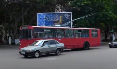 В троллейбусе вода хлынула с потолка, намочив пассажиров: видео из Одессы - politeka.net - Украина - Одесса