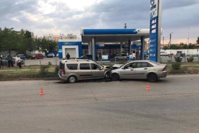 Ford Focus - В Астрахани две легковушки чуть не въехали в бензозаправку - ast.mk.ru - Астрахань