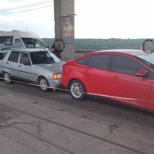На мосту Преображенского в Запорожье столкнулись три авто. Фото - reporter-ua.com - Запорожье
