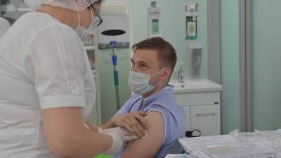 Виктор Евтухов - Работников общепита в Москве будут вакцинировать от COVID-19 вне очереди - vm.ru - Москва