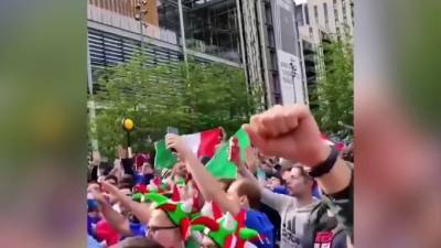 Итальянцы скандируют кричалки рядом с "Уэмбли" перед матчем Евро-2020 - piter.tv - Англия - Италия - Испания - Дания