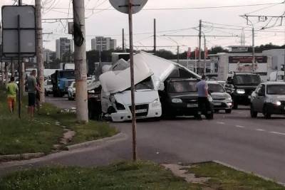 В Курске на улице Энгельса столкнулись «Нива» и «Газель» - chr.mk.ru - Курск