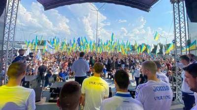 Журналистка опровергла манипуляцию о "выброшенных флагах" Украины во время встречи со сборной - novostiua.news - Украина