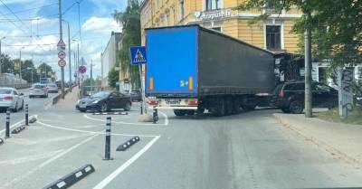 Грузовик на повороте у ВЭФовского моста задел новые столбики и знак - rus.delfi.lv - Латвия