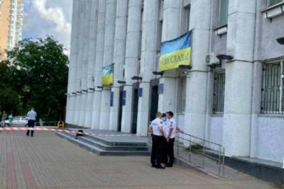 В Вышгороде возле горсовета мужчина устроил стрельбу - rupor.info - Украина - Киевская обл. - Вышгород
