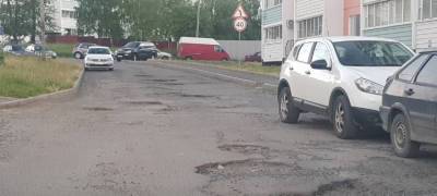 Водителей предупредили об опасных дорожных ямах в новом квартале Петрозаводска (ФОТО) - stolicaonego.ru - Петрозаводск - республика Карелия