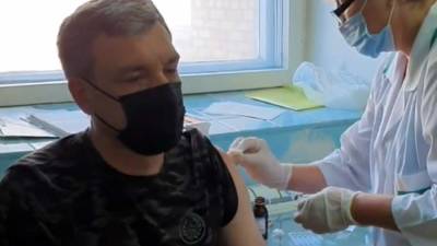 Василий Орлов - Оксана Драпкина - Переболевший COVID-19 глава Амурской области сделал прививку - iz.ru - Израиль - Амурская обл.