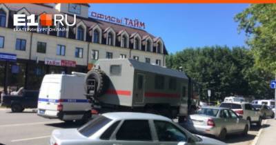 Руслан Кухарук - В Тюмени мужчина в маске взял заложников в банке и потребовал 15 миллионов - e1.ru - Екатеринбург - Тюмень