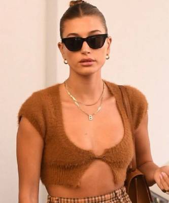 saint Laurent - Джастин Бибер - Laurent Saintlaurent - Свитер или кроп-топ? Хейли Бибер в пушистом топе Jacquemus - skuke.net - Франция - Лос-Анджелес