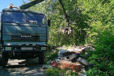 Не убранную вовремя свалку на Ерофеевской улице в Петрозаводске вывозят - karel.mk.ru - Петрозаводск - республика Карелия