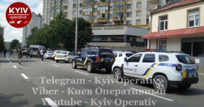 В Киеве обстреляли полицию, прибывшую по вызову о конфликте в квартире: ее штурмуют - delo.ua - Украина - Киев