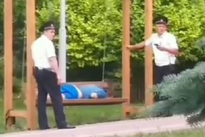 Полицейские в Анапе укачали нетрезвого туриста на улице - mk.ru - Анапа