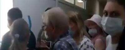 Воронежцы, желающие вакцинироваться, устроили давку в поликлинике - runews24.ru - Воронеж - Воронежская обл.