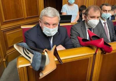 Андрей Таран - На шнурках и с уменьшенным каблуком. Таран рассказал, в каких туфлях женщины будут маршировать по Крещатику - kp.ua - Украина