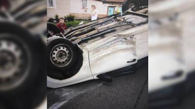 Полиция показала фото последствий ДТП с перевернувшейся на крышу «Ладой» в Воронеже - vestivrn.ru - Воронеж