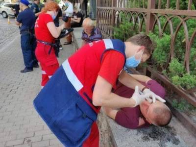 Под посольством Беларуси организовали митинг с красно-зелеными флагами. Произошла драка, дипмиссия отправила ноту в украинский МИД - gordonua.com - Украина - Белоруссия - Куба - Посольство - Нападение