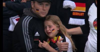 Джон Хьюз - В Британии собрали 36 тыс. фунтов девочке, которая плакала на матче Англия-Германия (фото) - focus.ua - Украина - Англия - Германия