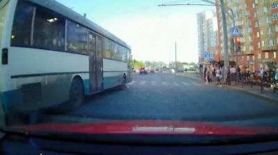 В Терновке водитель автобуса промчался к пассажирам на красный - penzainform.ru - Пенза
