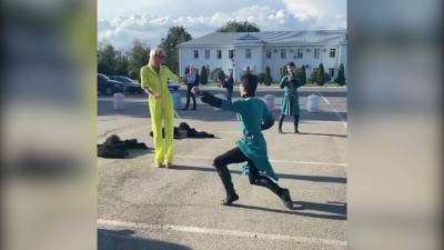 Анастасия Волочкова - "Спасибо, что не в одних трусах": в Сети высмеяли Волочкову на подтанцовке у джигитов - vesti.ru - Астрахань