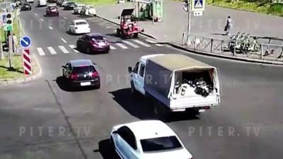 В Выборгском районе тракторист протаранил машину ДПС - piter.tv