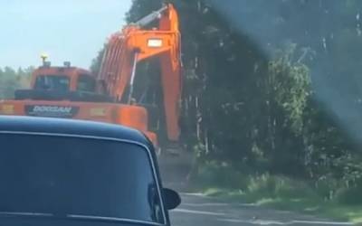 Водитель экскаватора придумал, как бороться с обочечниками (видео) - zr.ru - Новосибирск
