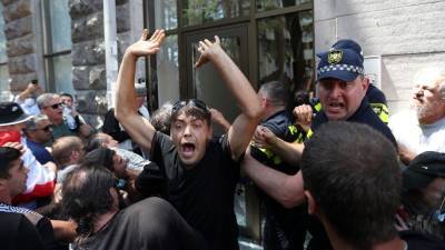 В Тбилиси параллельно прошли две акции: за свободу и против нее - golos-ameriki.ru - Грузия - Тбилиси