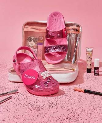 Benefit X Crocs: гламурные розовые кроксы, о которых мечтает даже Барби - skuke.net