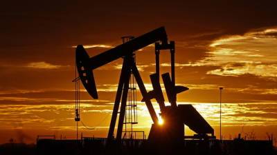 СМИ: ОАЭ спешат продать нефтяные запасы для диверсификации экономики - vesti.ru - Эмираты