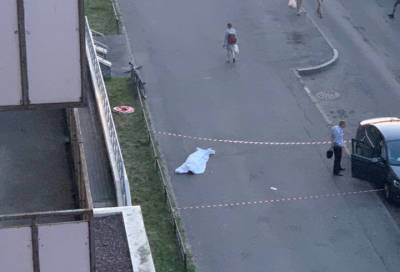Соседи обнаружили тело у дома в Красносельском районе Петербурга - online47.ru - Санкт-Петербург