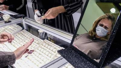 Слитки общества: россияне стали активно скупать золото - smartmoney.one - Россия