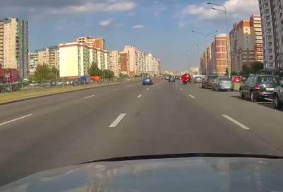 Видео: водитель сшиб пешехода, а затем въехал в припаркованное авто в Приморском районе Петербурга - online47.ru - Санкт-Петербург