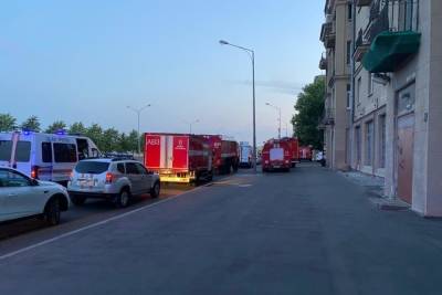 Пожар в квартире на Малоохтинском проспекте тушили до утра - spb.mk.ru