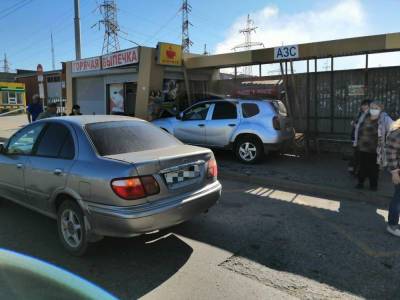 Автомобиль въехал в новосибирскую остановку: есть пострадавшие - news.vse42.ru - Новосибирск