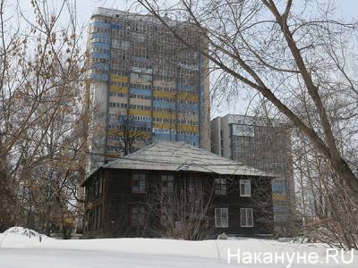 Пригнали подъемный кран и экскаваторы: в соцгородке на Уралмаше стартовала "реновация" - nakanune.ru - Екатеринбург - Застройка