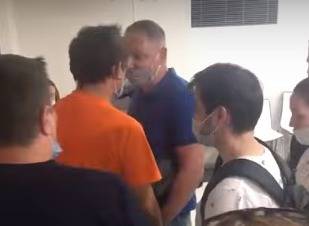 В петербургских пунктах вакцинации — драки из-за многочасовых очередей - znak.com - Петербурга