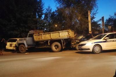 Водитель Toyota Harrier в Чите, скрываясь от погони, врезался в грузовик на месте ДТП - chita.ru - Чита