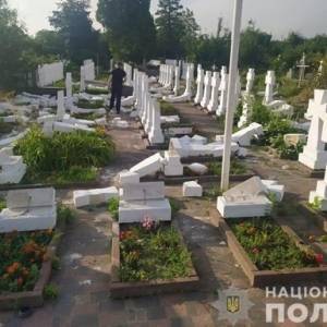 В Стрые вандал надругался над могилами сечевых стрельцов. Фото - reporter-ua.com - Украина - Львовская обл.