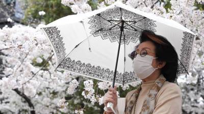 Есихидэ Суг - В Токио вводят режим ЧС из-за коронавируса - gazeta.ru - Токио - Япония