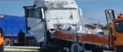 Фура влетела в дорожников на трассе Киев-Одесса, видео ДТП: наносили разметку - politeka.net - Украина - Киев - Одесса - Одесская обл.