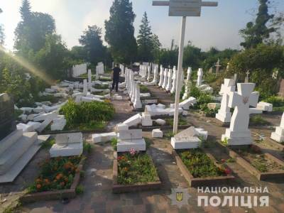 Во Львовской области вандал надругался над могилами сечевых стрельцов - sharij.net - Львовская обл. - Стрый