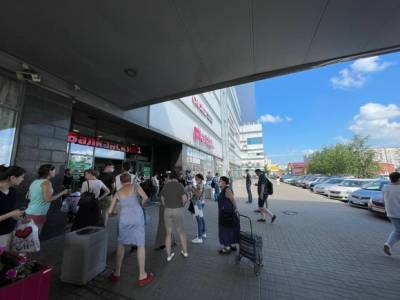 Петербуржцы в пунктах вакцинации дерутся в очередях, растянувшихся на 12 часов - rosbalt.ru - Петербурга