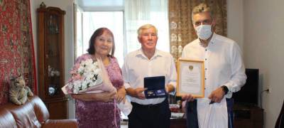 Владимир Любарский - Глава Петрозаводска вручил топазовым молодоженам медаль «За любовь и верность» - stolicaonego.ru - Петрозаводск - республика Карелия