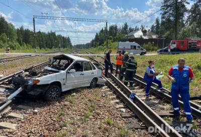 Трое погибли при столкновении локомотива и автомобиля – эксклюзивные фото с места трагедии - online47.ru - Ленинградская обл. - р-н Приморский